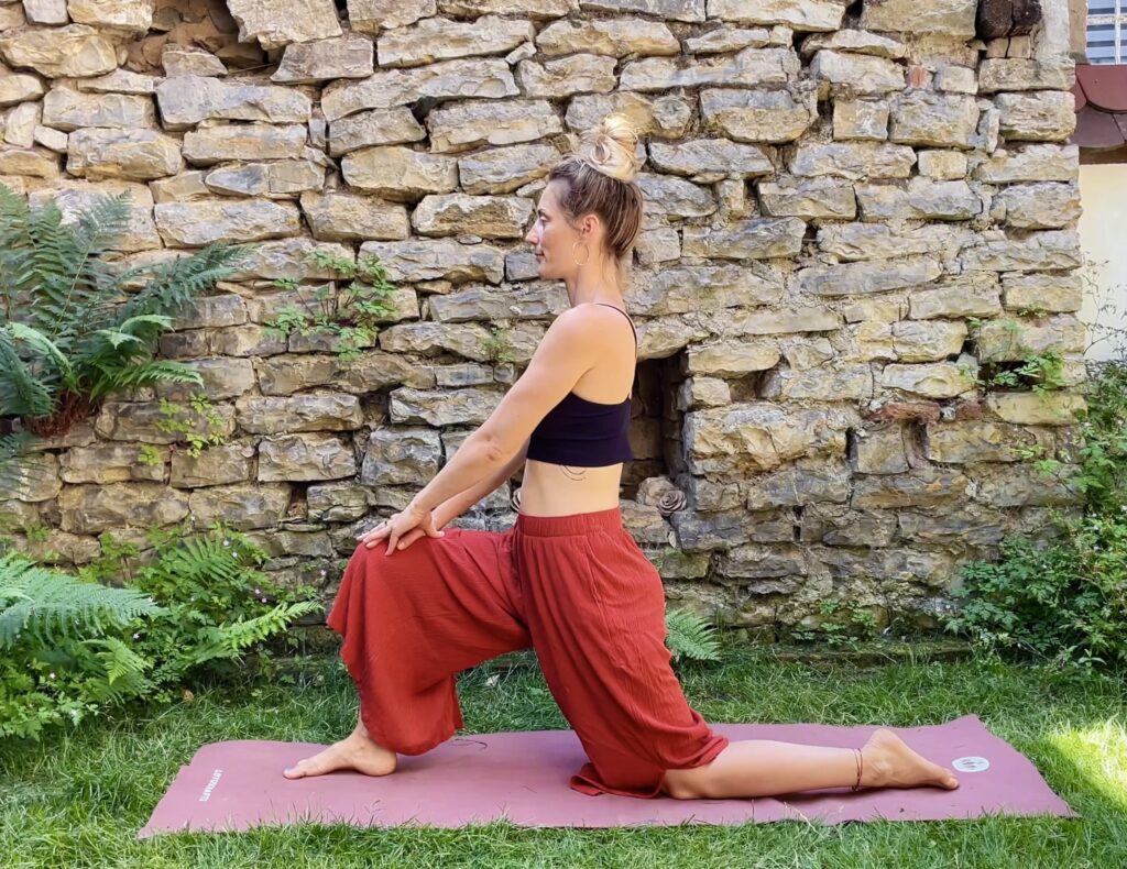 Posture de yoga de la fente basse pour aider à l'endométriose